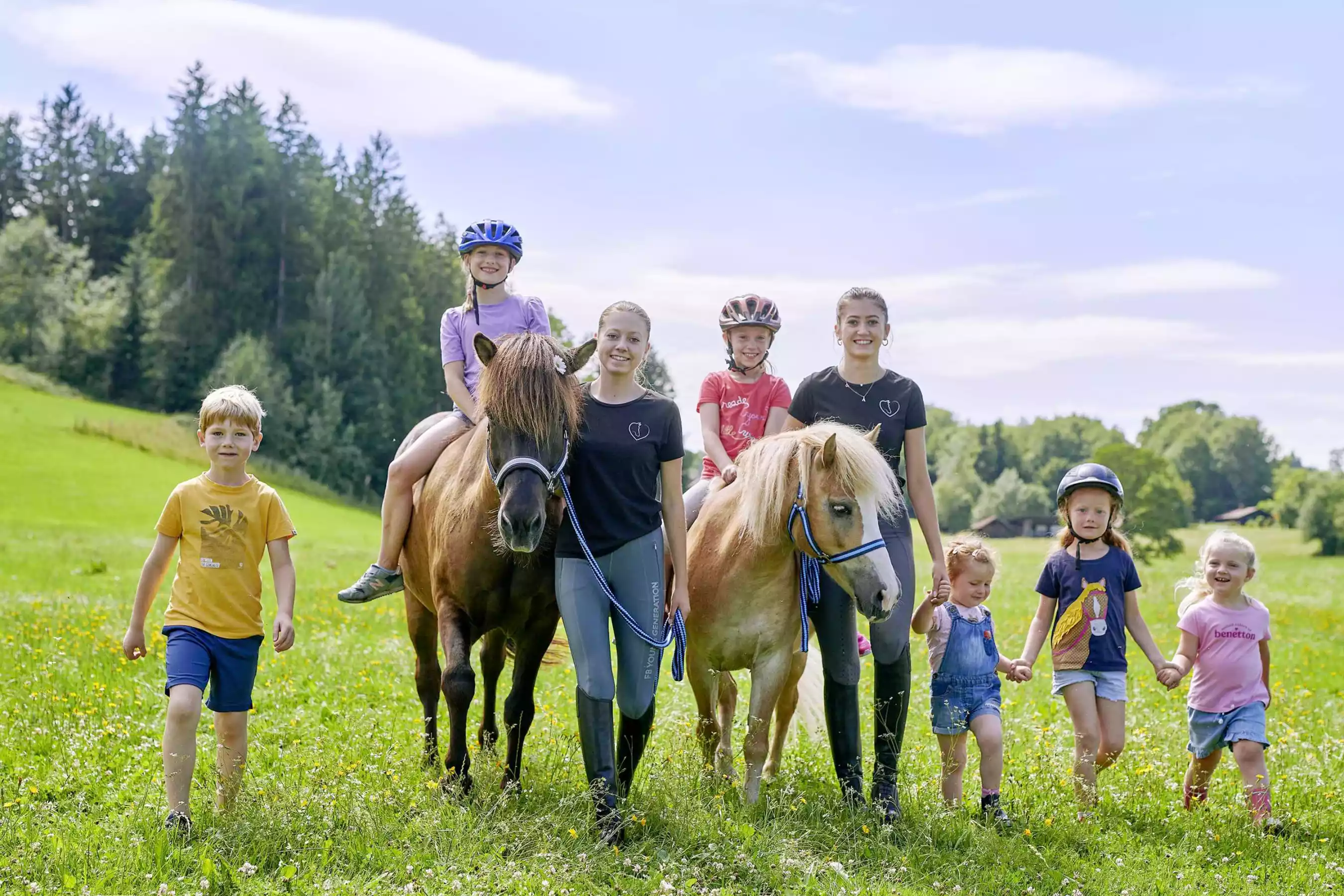 Spielen Toben und Freund finden am Hanznhof im Chiemgau