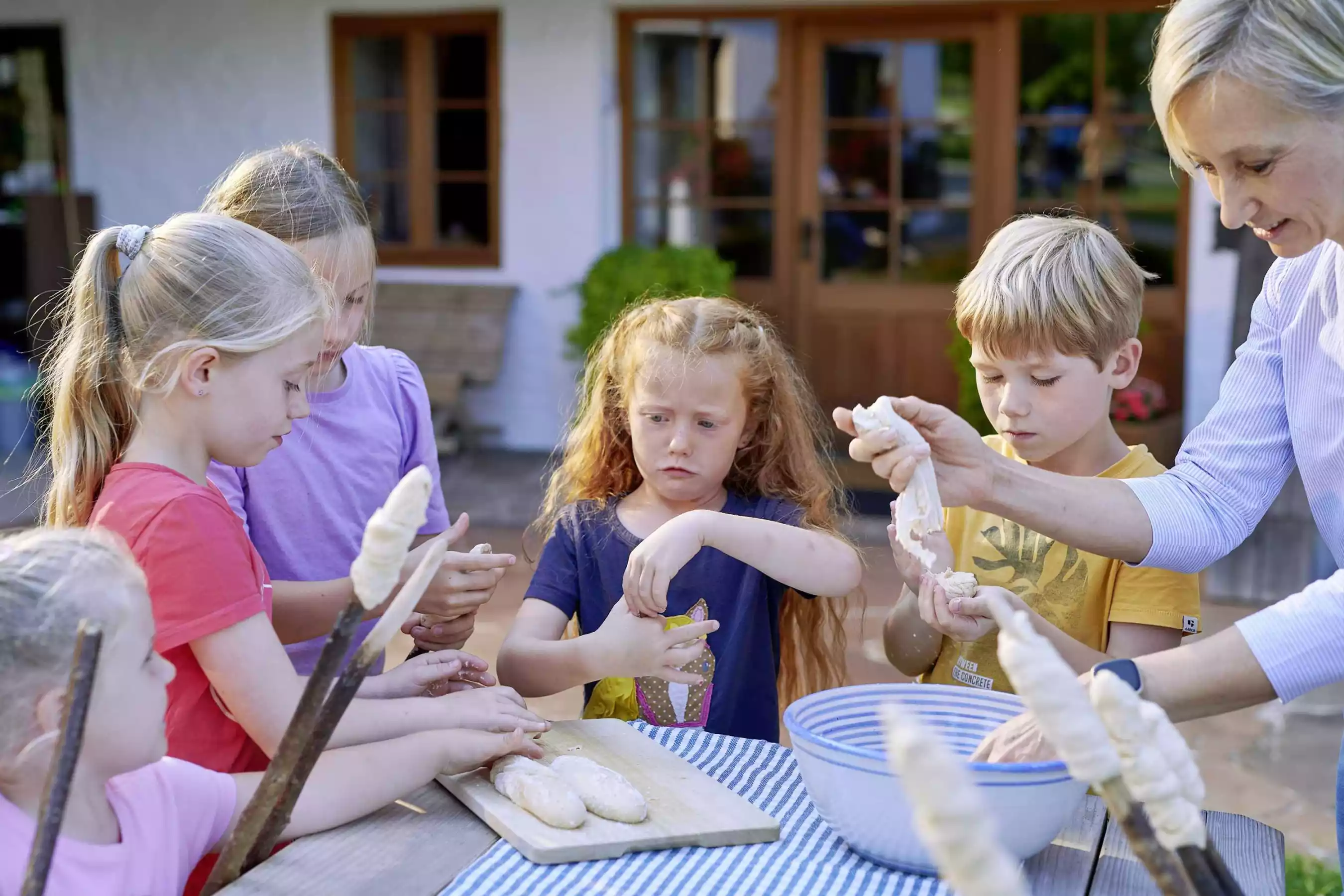 Bäuerin Sandra hilft beim Stockbrot backen