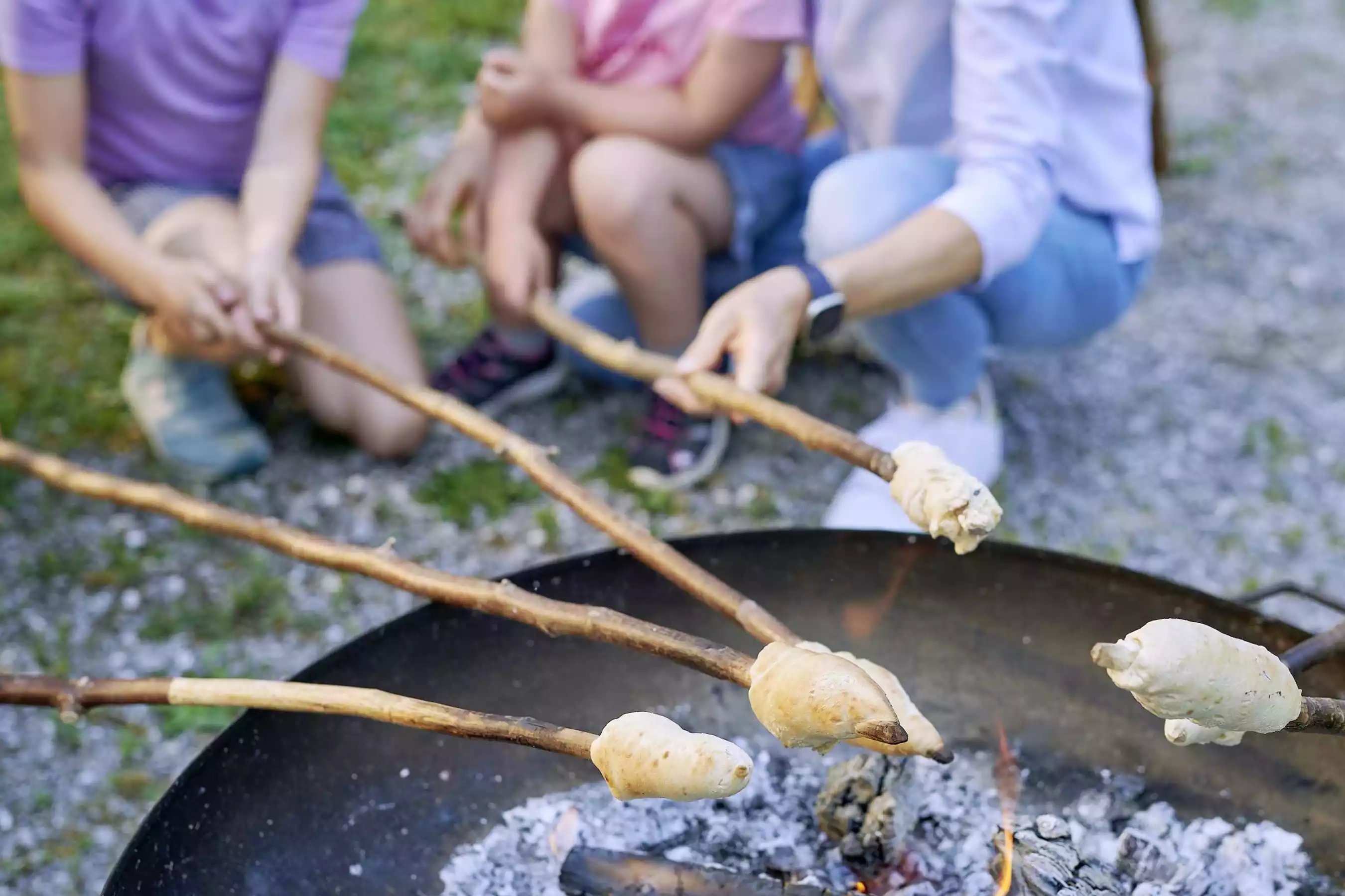 Gemütliches Lagerfeuer mit Stockbrot