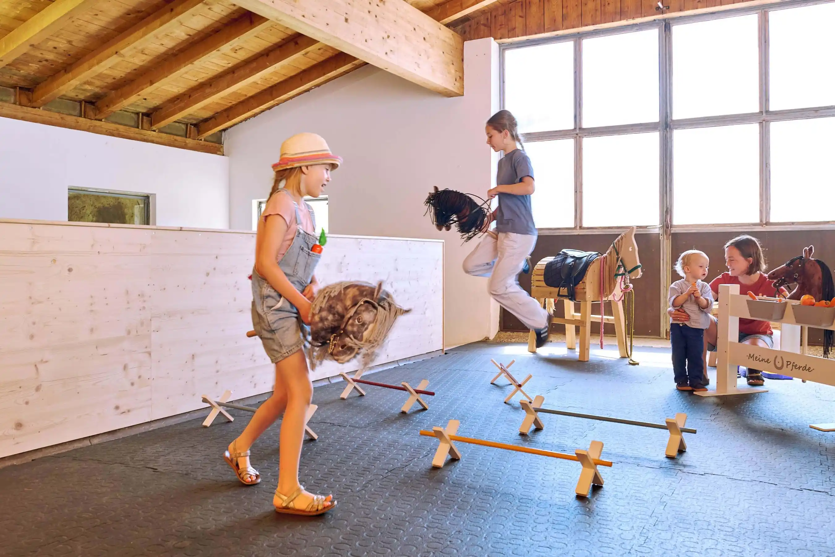 Hobby Horsing in der Indoor Spielhalle am Hanznhof
