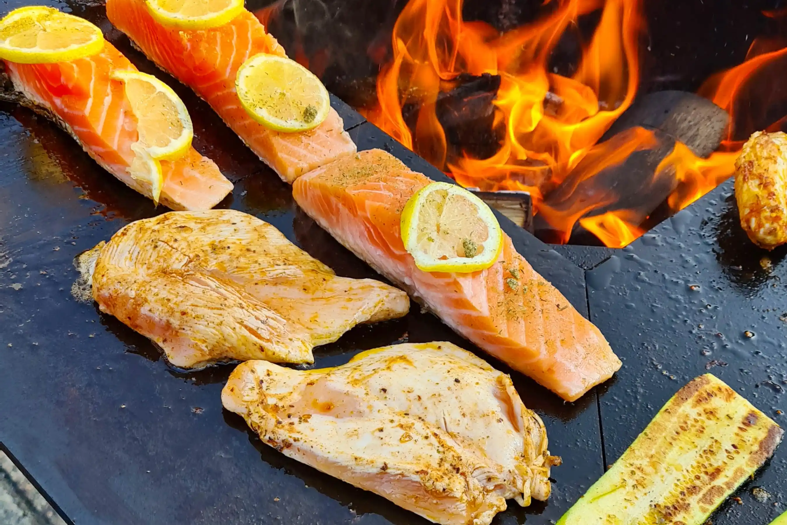Grillwürstchen und Steaks genießen am Hanznhof