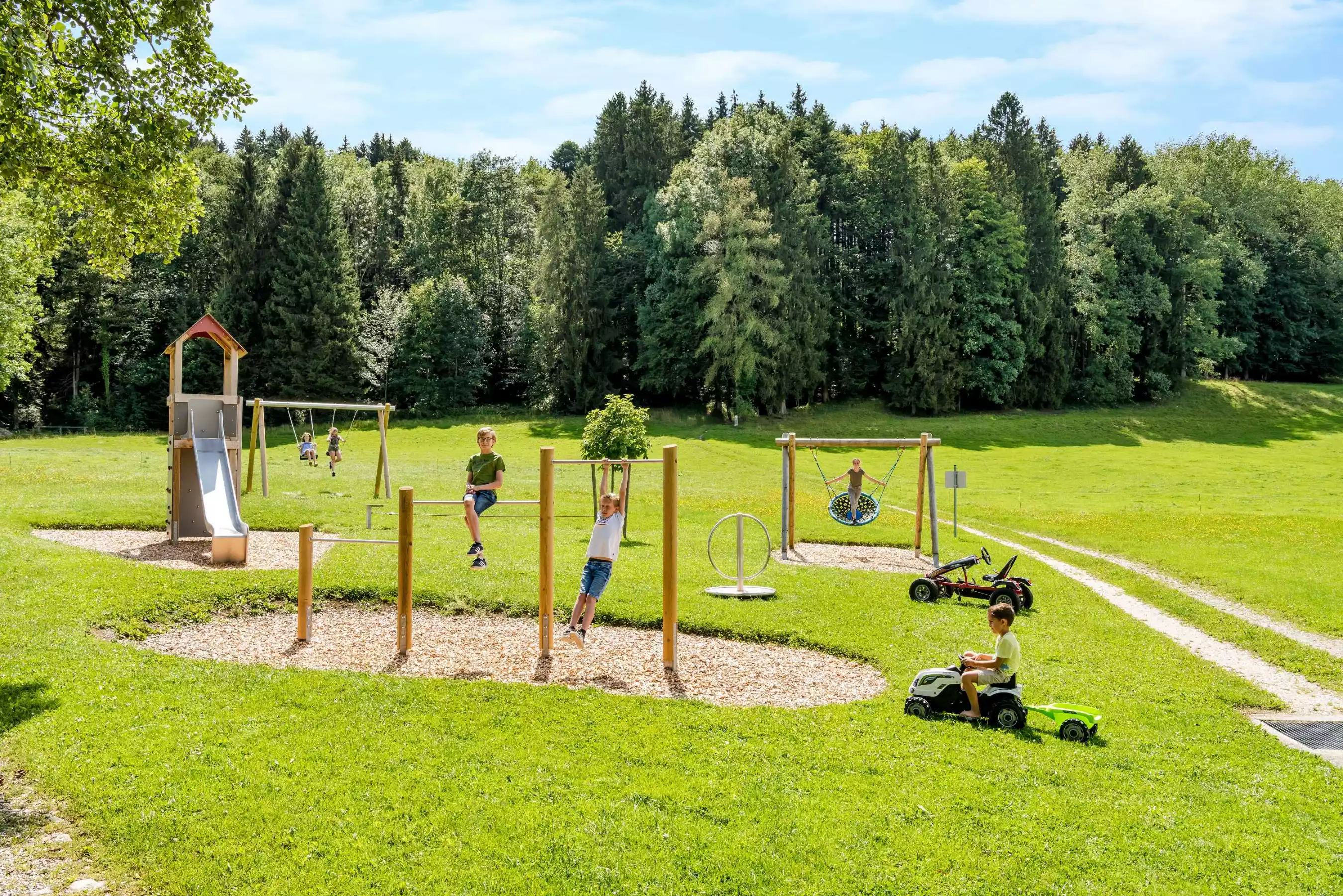 Kinderspielplatz am Hanznhof mit Schaukeln, Rutsche, Slackline und Drehkreisel