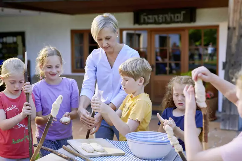 Hefeteig für Stockbrot herstellen