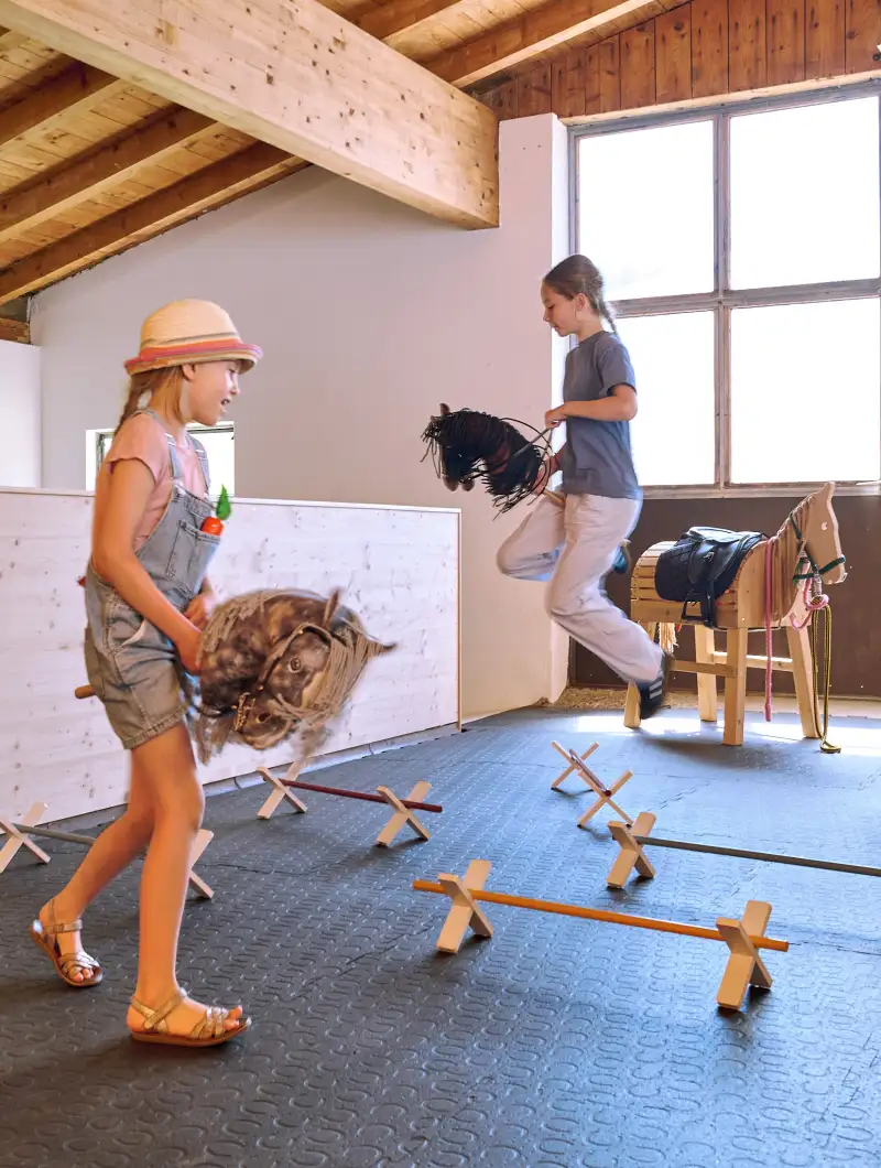 Hobby Horsing in der Indoor-Spielhalle